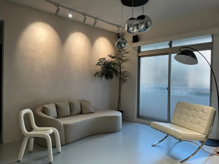 GoYourStudio 花磚 Lounge，花磚地板、立燈與灰白沙發