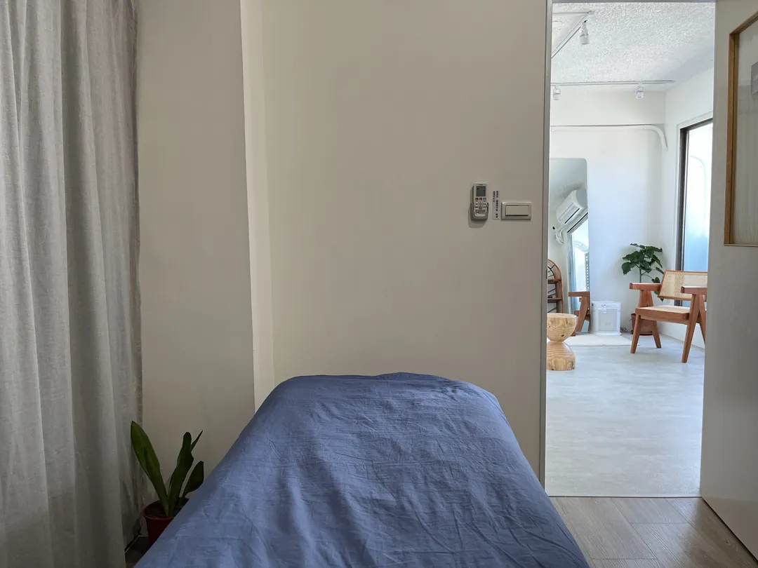 忠孝復興時租工作室獨立美容房實景，配備美容床與專業環形燈