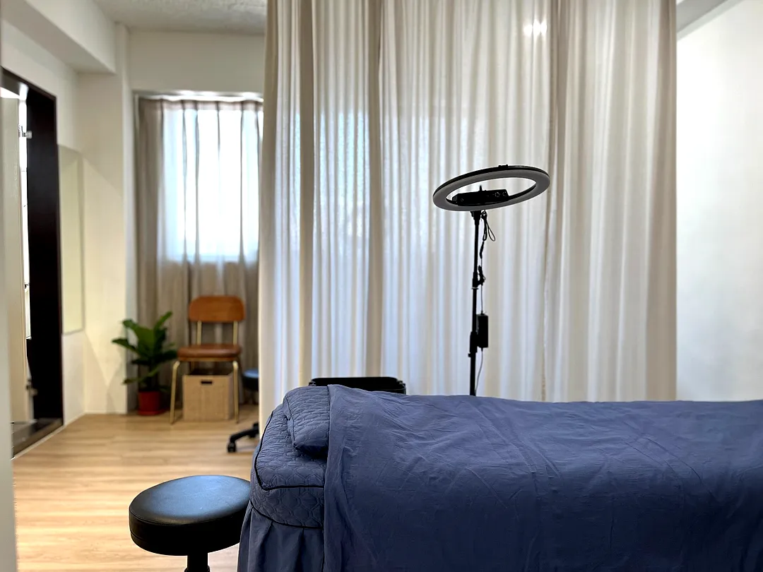 台北東區明亮拉簾美容床