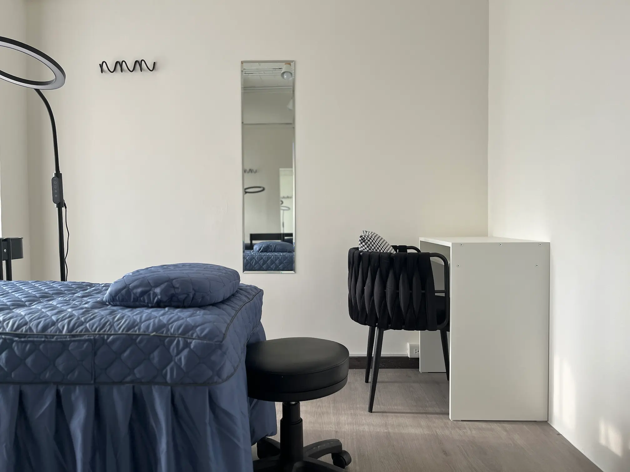 忠孝敦化時段預約美容床 - 可調高度拉簾隔間