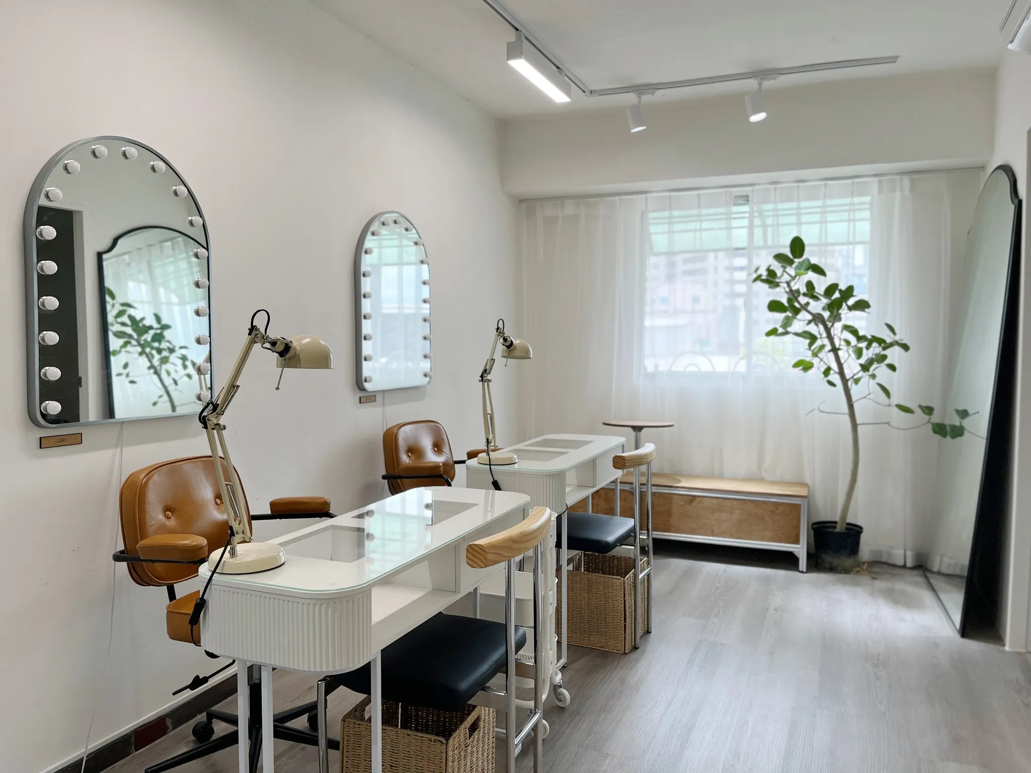 忠孝敦化館專業美容床設備與自然採光